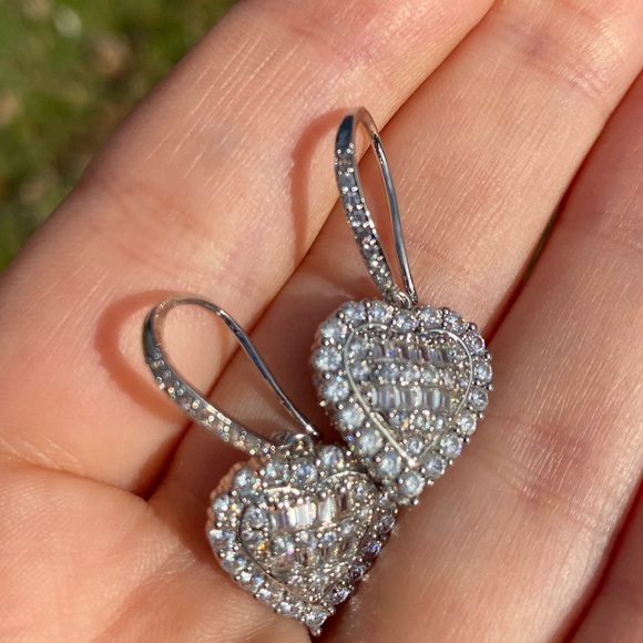 NEW White Gold Plated Heart Earrings - Picture 6 of 7